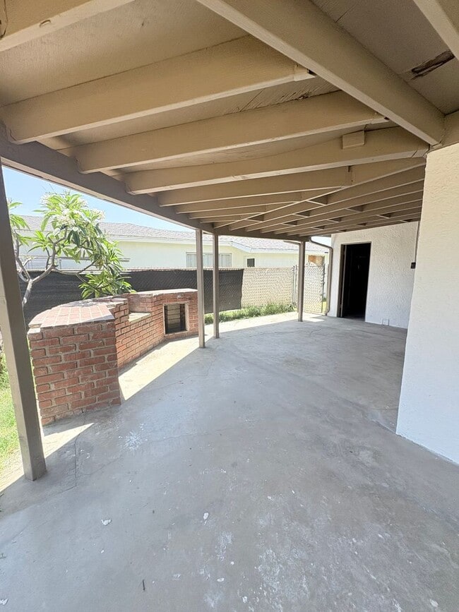 Building Photo - Lovely 3 Bedroom 1 Bath House with Garage