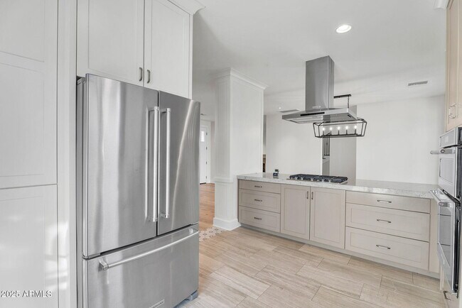 Building Photo - 4901 E Amelia Ave