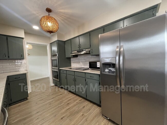 Building Photo - 2005 Landau Dr