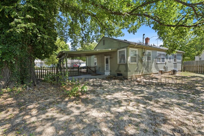 Building Photo - 2017 South Green Acres Street