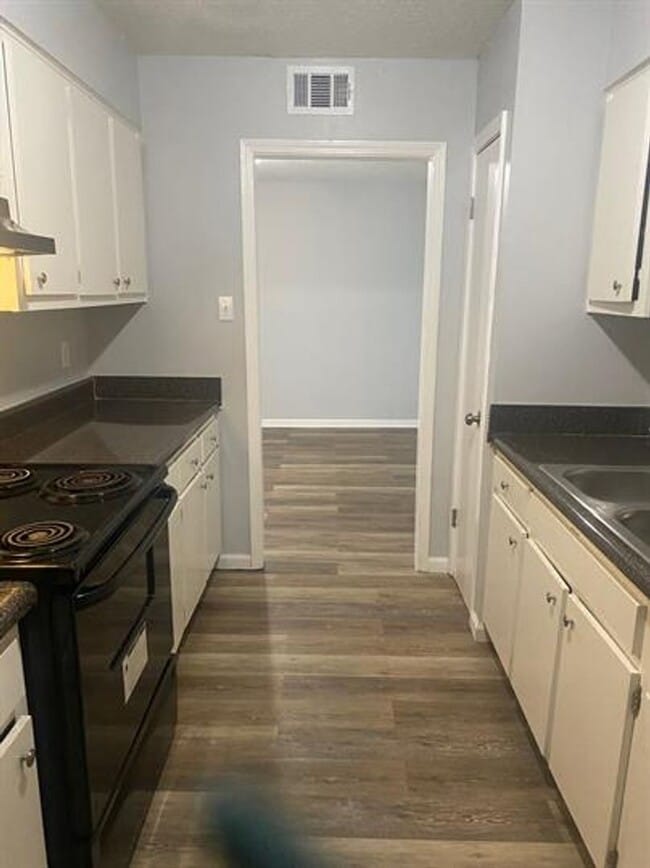 Building Photo - Newly Renovated 3-Bedroom Home - Modern Up...