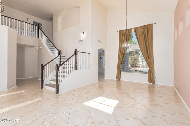 Building Photo - 602 W Canary Way