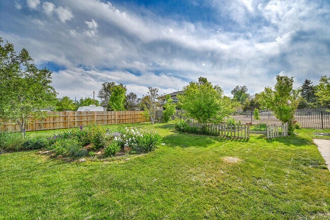 Building Photo - 3 bedroon 1.5 bath home with amazing yard ...