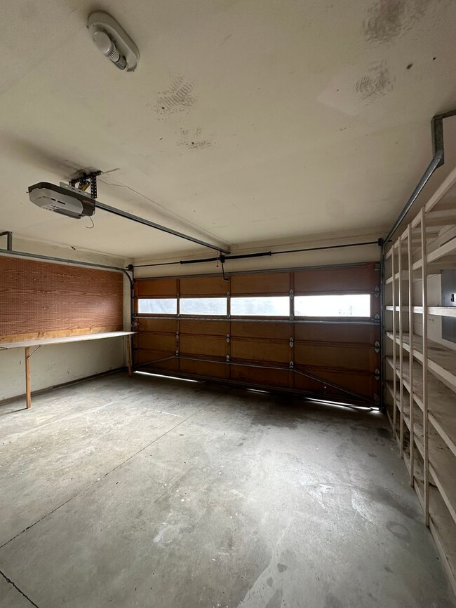 Building Photo - Updated SW Bend Home with Large Backyard!