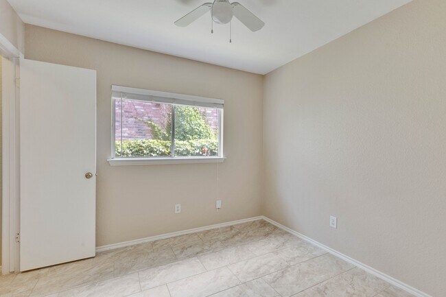 Building Photo - 1404 Baffin Cove