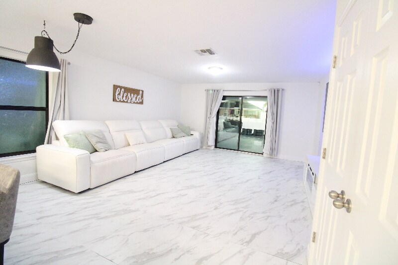 Building Photo - 600 Swallowtail Dr