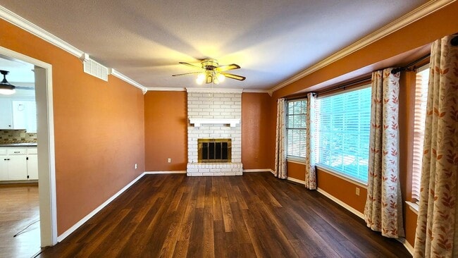 Building Photo - Beautiful 3 Bed 2 Bath Corner Lot