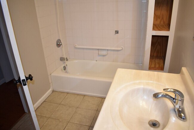 Building Photo - 3 Bed/2 Bath Home in East Nashville, Fenced Yard, Hardwood Floors, Minutes to Shelby Bottoms