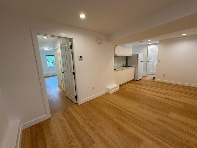 Building Photo - Spacious 5BR/6BA Updated Home with Private...