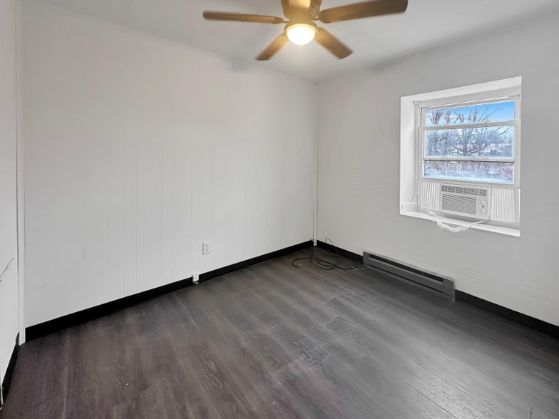 Building Photo - 877 Donegal Dr W