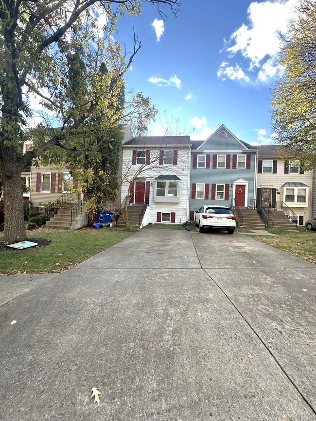 Carport for 3 cars and separate visitor parking - 949 Barton Oaks Pl