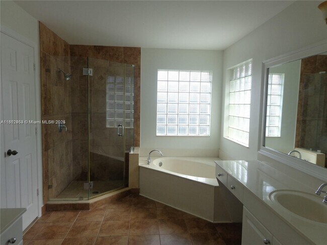 Building Photo - 991 Crestview Cir