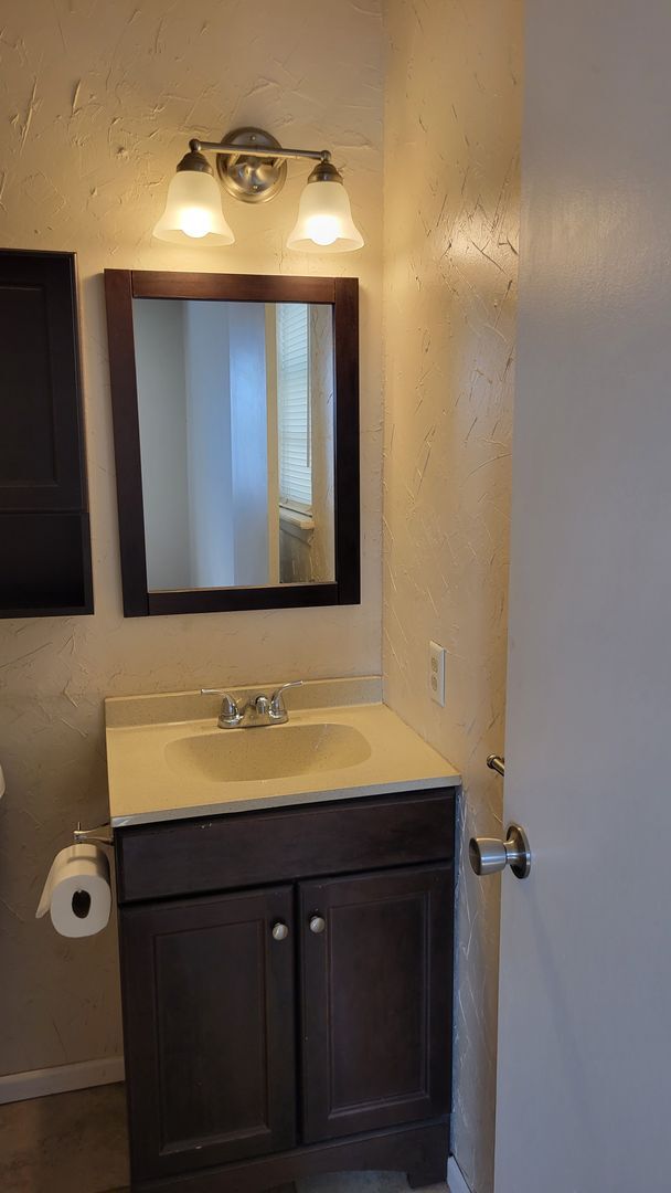 Building Photo - Leasing now! Cozy and comfortable 3/2/2 Brick Home Available for August