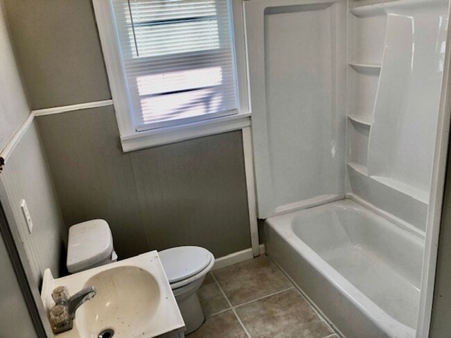 Building Photo - NEW PRICE & $300 OFF MOVE IN SPECIAL-CUTE SOUTH BOSSIER HOME-FRESH PAINT-NEW FLOORS-CLEAN