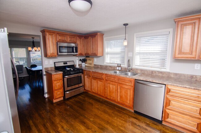 Building Photo - Quaint Single Family Home