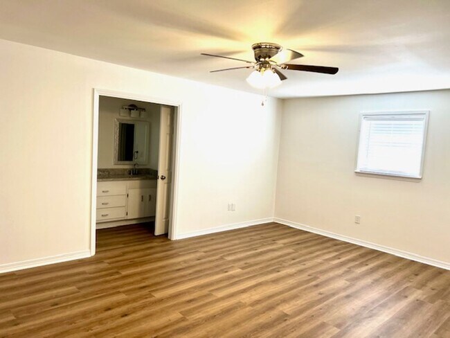 Building Photo - Corner lot in Huntleigh Woods