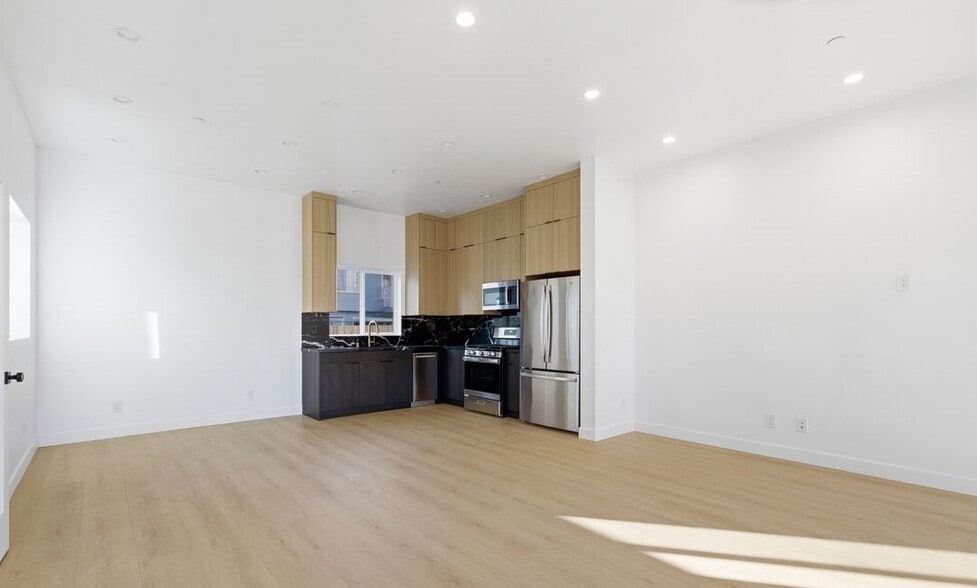 Building Photo - 2835 S Redondo Blvd