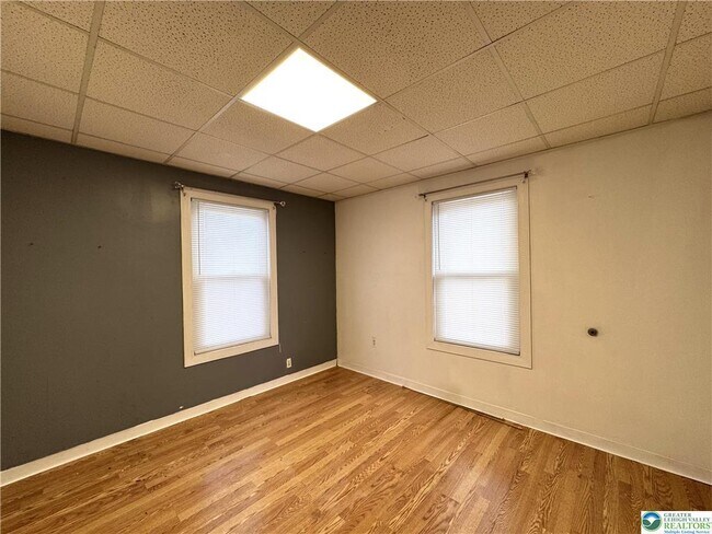 Building Photo - 527 Bradley St