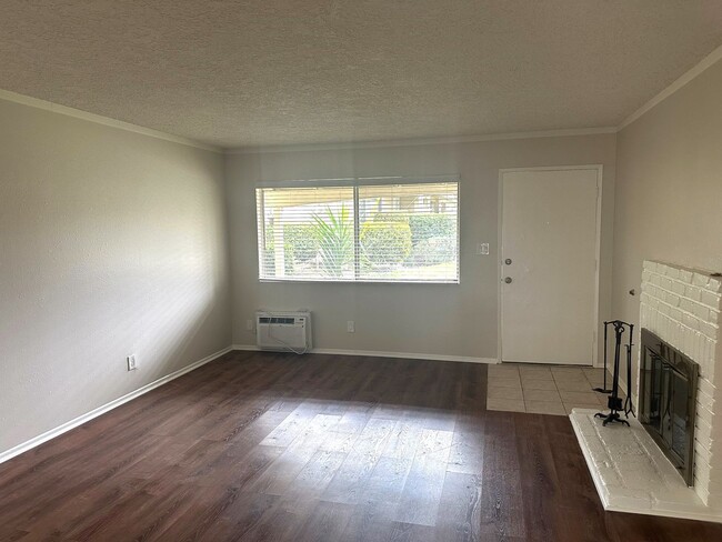 Building Photo - Spacious and Upgraded 2 Bedroom 2 Bath End...