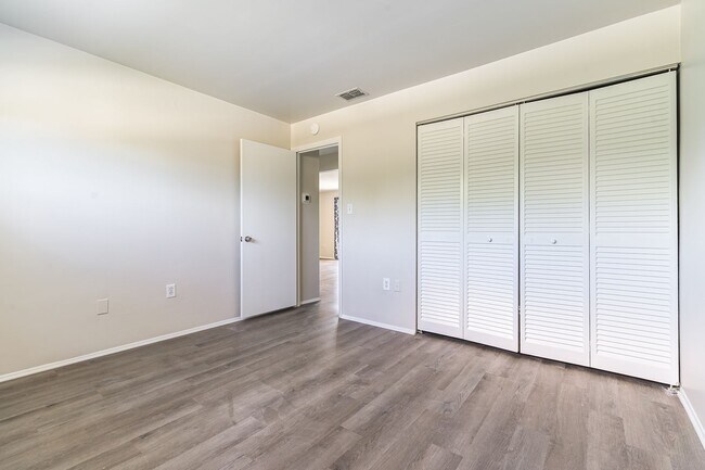 Building Photo - 2 Bed 2 Bath Condo - Close to Beach & Airport