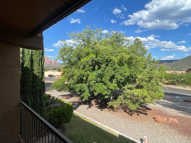 Building Photo - TOWNHOME - VILLAGE OF OAK CREEK - RED ROCK...