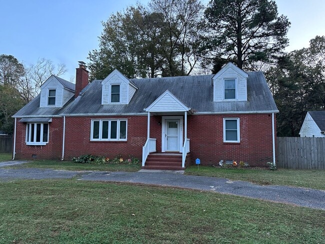Building Photo - 2 Bedroom Downstairs Duplex in Norfolk