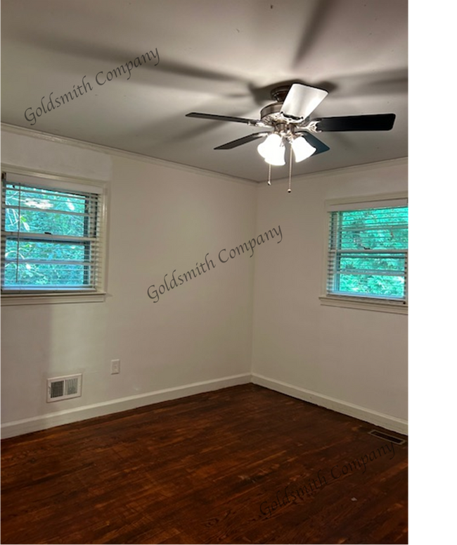 Building Photo - 9 Sedgefield Dr