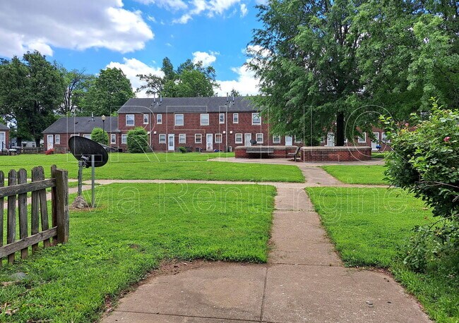 Building Photo - 1835 La Salle Pl