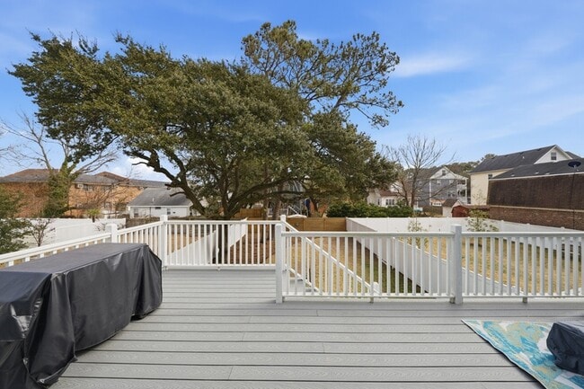 Building Photo - 9610 7th Bay St