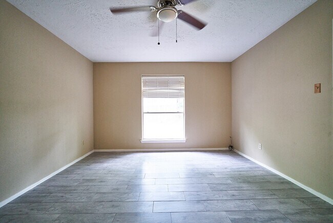 Building Photo - 10235 Gulfstream Ln