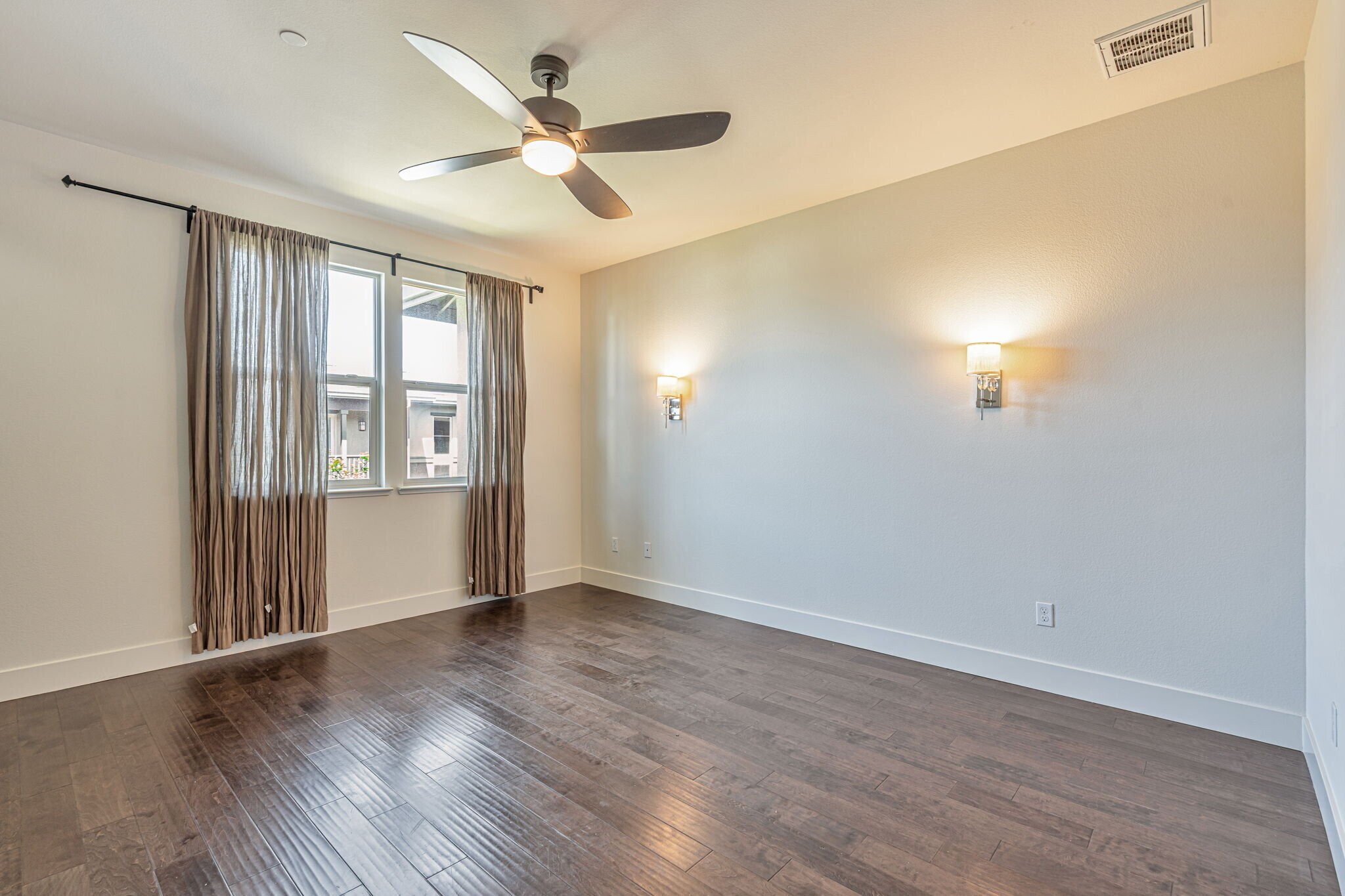 Building Photo - 457 Diller St