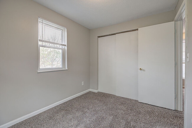 Building Photo - 1915 Woodlawn Ave