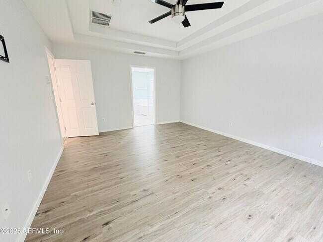 Building Photo - 5950 Round Table Rd