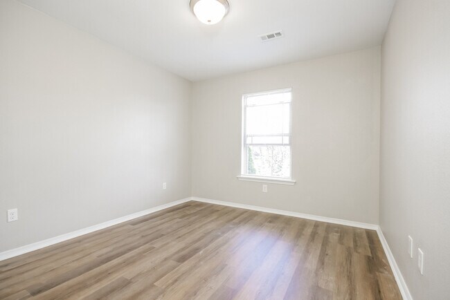 Building Photo - 5725 Trammel Estates Dr