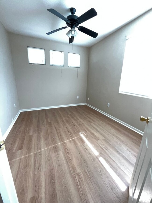 Building Photo - Charming 4BR/3BA/1921SF - Tenant Pays $195...