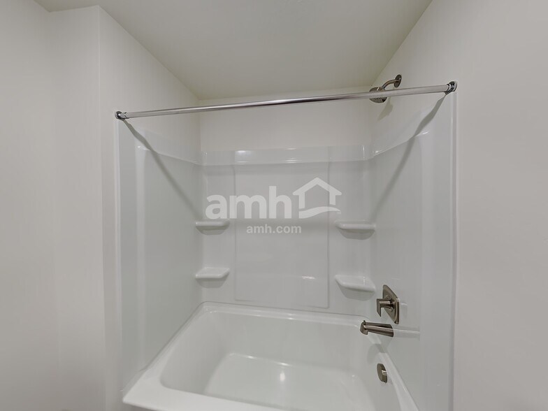 Building Photo - 4292 N Poplar St