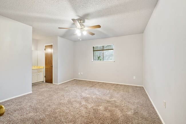 Building Photo - Simple 3 Bedroom, 2 Bath Home in South Aus...