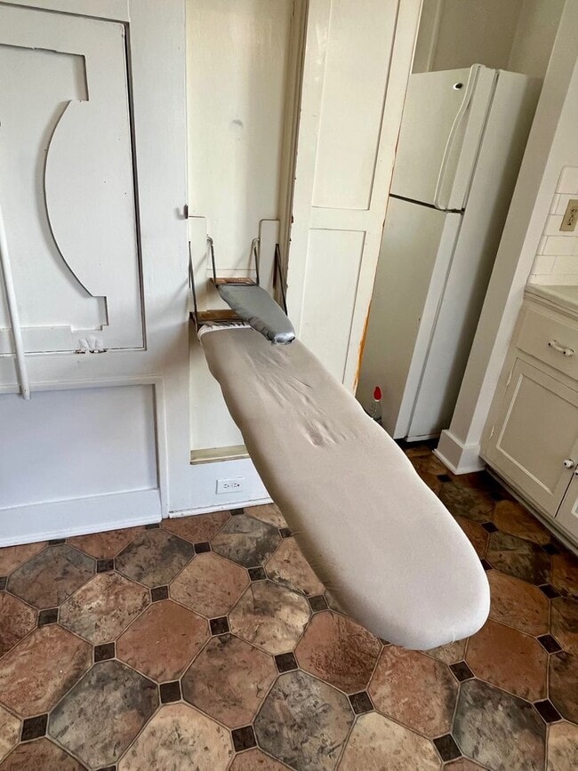 Building Photo - Move In Special! *LOCATION* Fabulous 1/1 with extra space ONE BLOCK off the St Mary's strip and c...