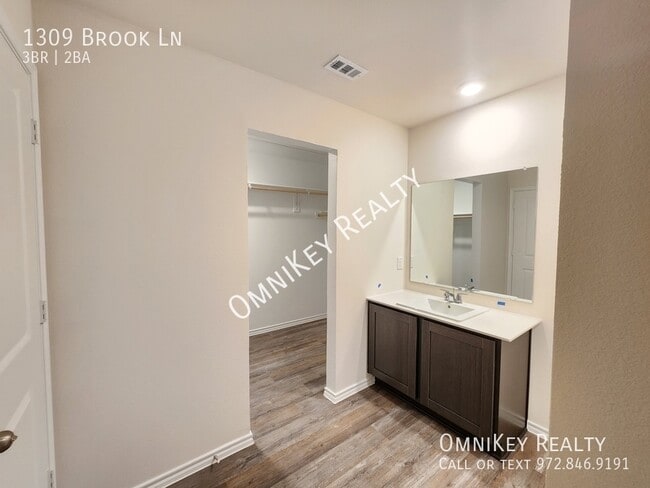 Building Photo - 1309 Brook Ln