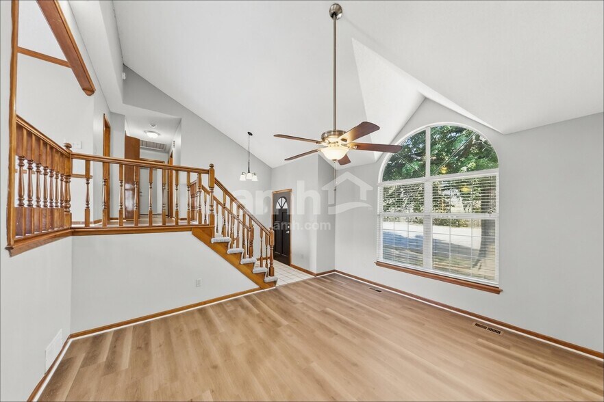 Building Photo - 409 SE Onyx Cir