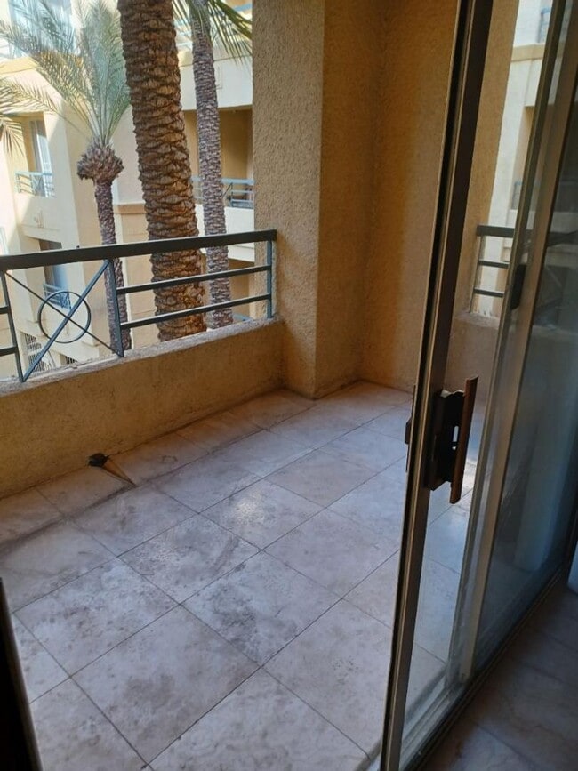 Building Photo - Condo In A Luxurious Community - 1 Bedroom