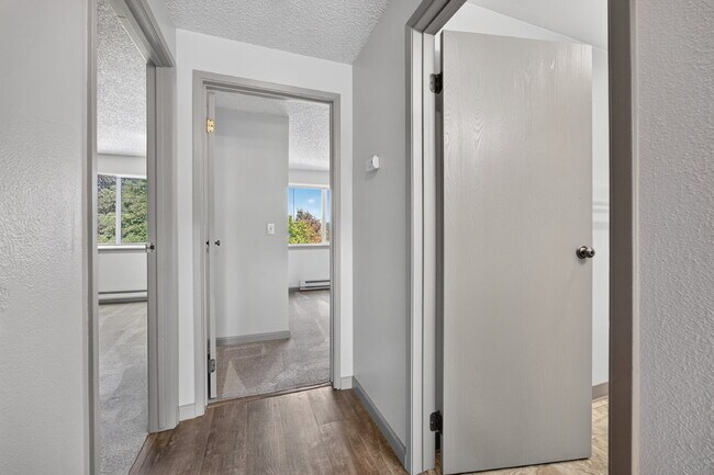 Building Photo - Your New Auburn Home Awaits — Bright 2BR Condo with Balcony & Pool Access
