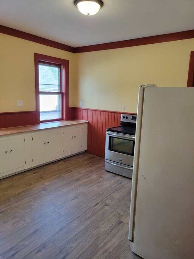Building Photo - Newly Renovated 3-Bedroom Upper Flat Near ...