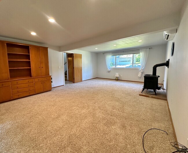 Building Photo - 7460 SW Elmwood St