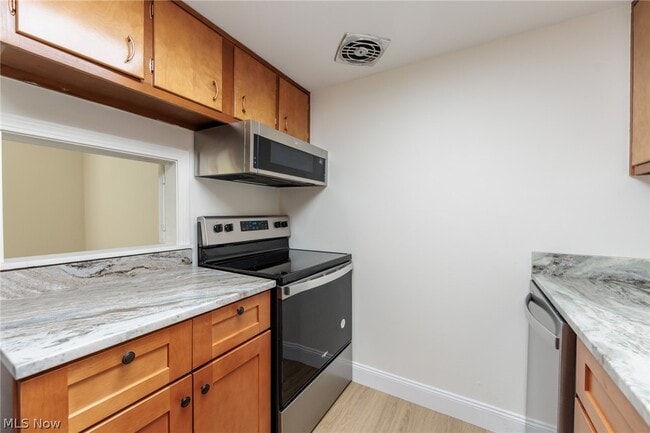 Building Photo - 7020 Carriage Hill Dr