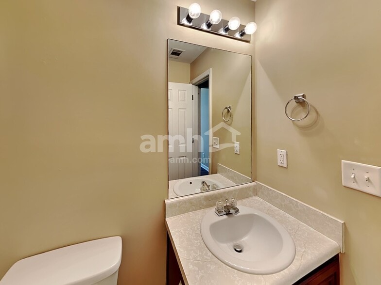 Building Photo - 118 Hidden Creek Dr