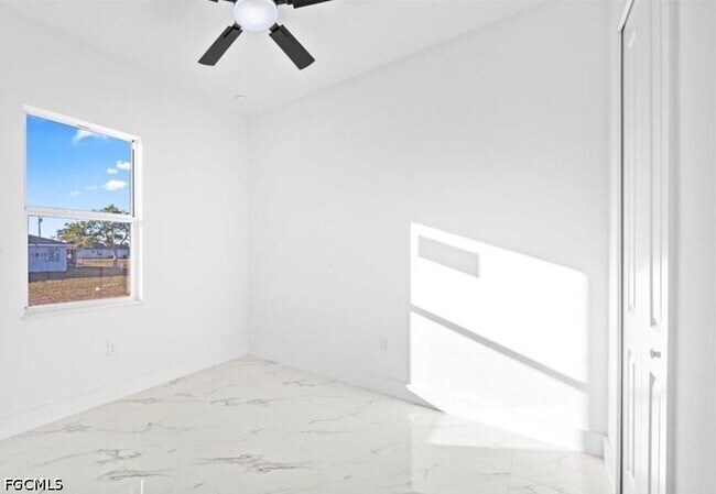 Building Photo - 913 NE 15th Ln