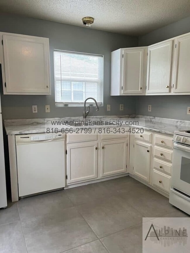 Building Photo - Spacious Duplex off Truman Rd