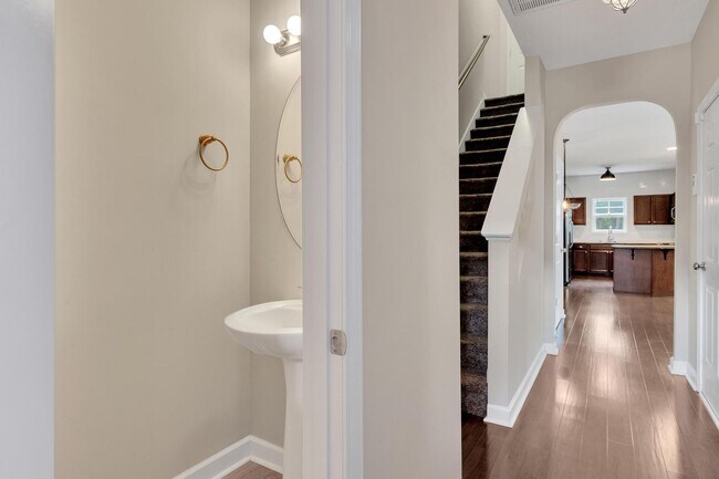 Building Photo - MOVE IN SPECIAL: 1st Months Rent free if l...