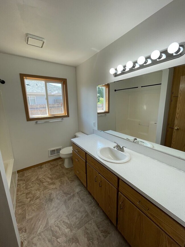 Building Photo - 545